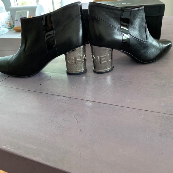 Authentic Chanel short black leather bootie size 39.5 made in Italy - Picture 10 of 14